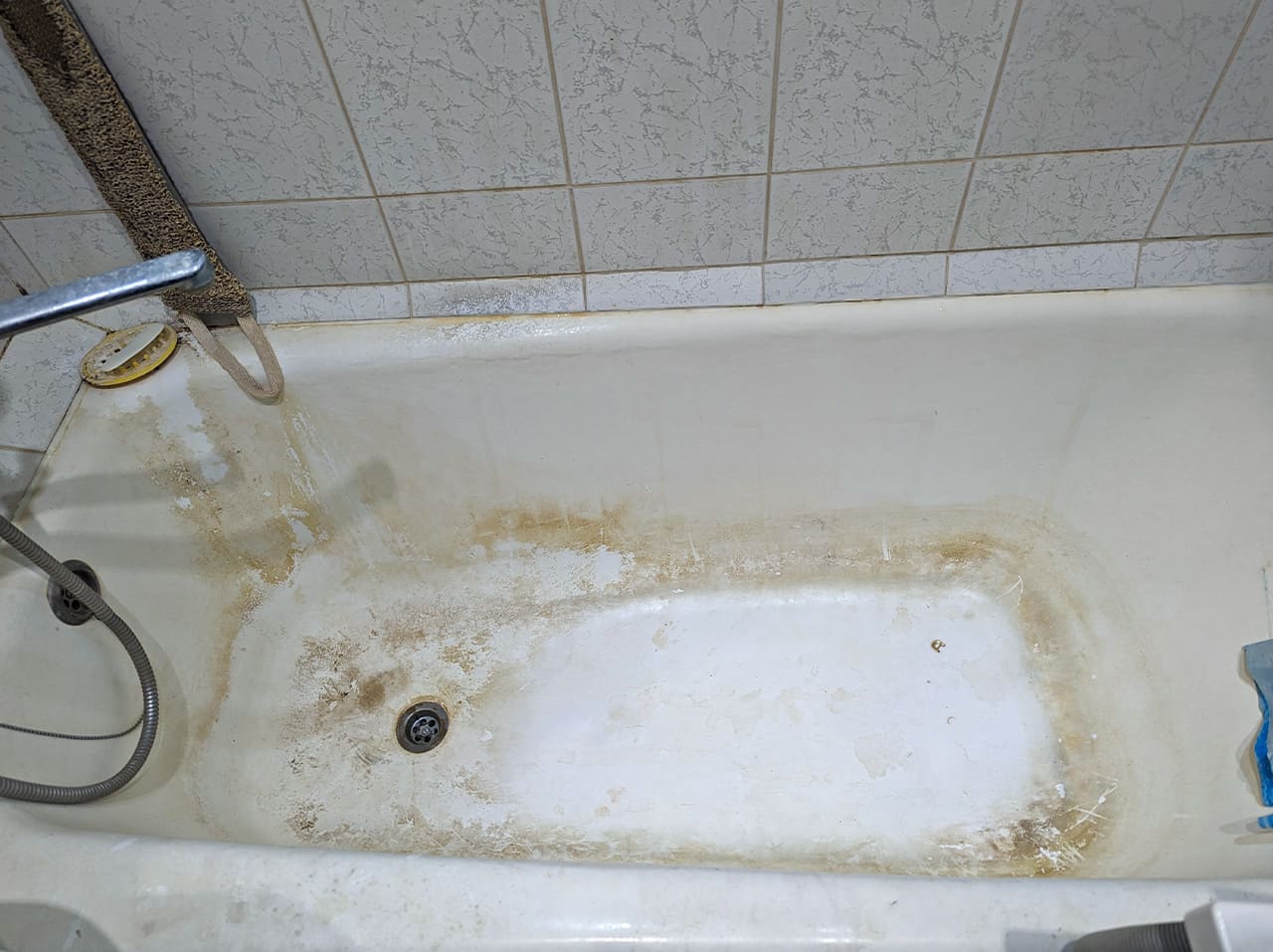 Очистка грязной ванной до/после